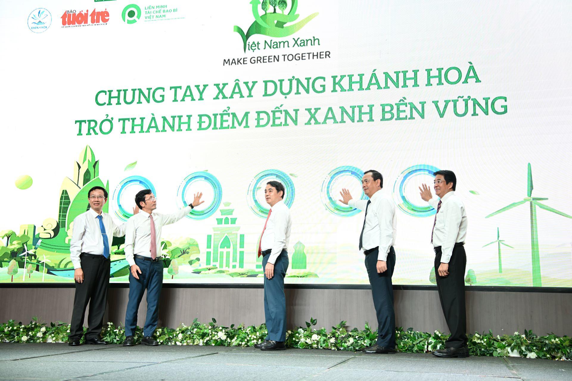 Nghi thức cam kết chung tay xây dựng Khánh Hòa trở thành điểm đến xanh toàn diện.