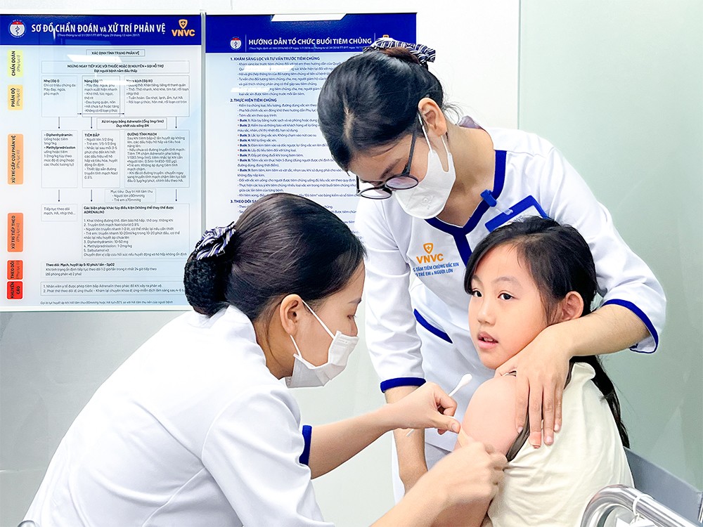VNVC hiện có gần 240 trung tâm tiêm chủng trên khắp cả nước, phục vụ hàng chục triệu liều vắc xin chất lượng cao, bảo vệ sức khỏe cho trẻ em và người lớn trong suốt gần 10 năm qua. Ảnh: Mộc Thảo