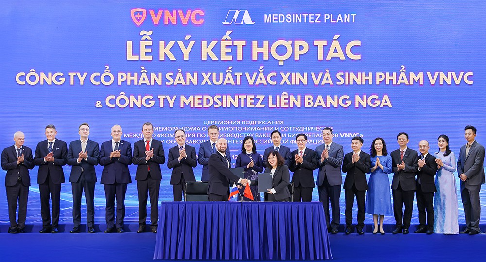 Ông Konstantin Gorodnitsky, Trưởng Văn phòng Đại diện Công ty Medsintez tại Việt Nam và bà Trần Thị Hồng Thủy, Giám đốc Nhà máy Vắc xin và Sinh phẩm VNVC ký kết hợp tác dưới sự chứng kiến của lãnh đạo Bộ Y tế hai nước. Ảnh: Phạm Giang