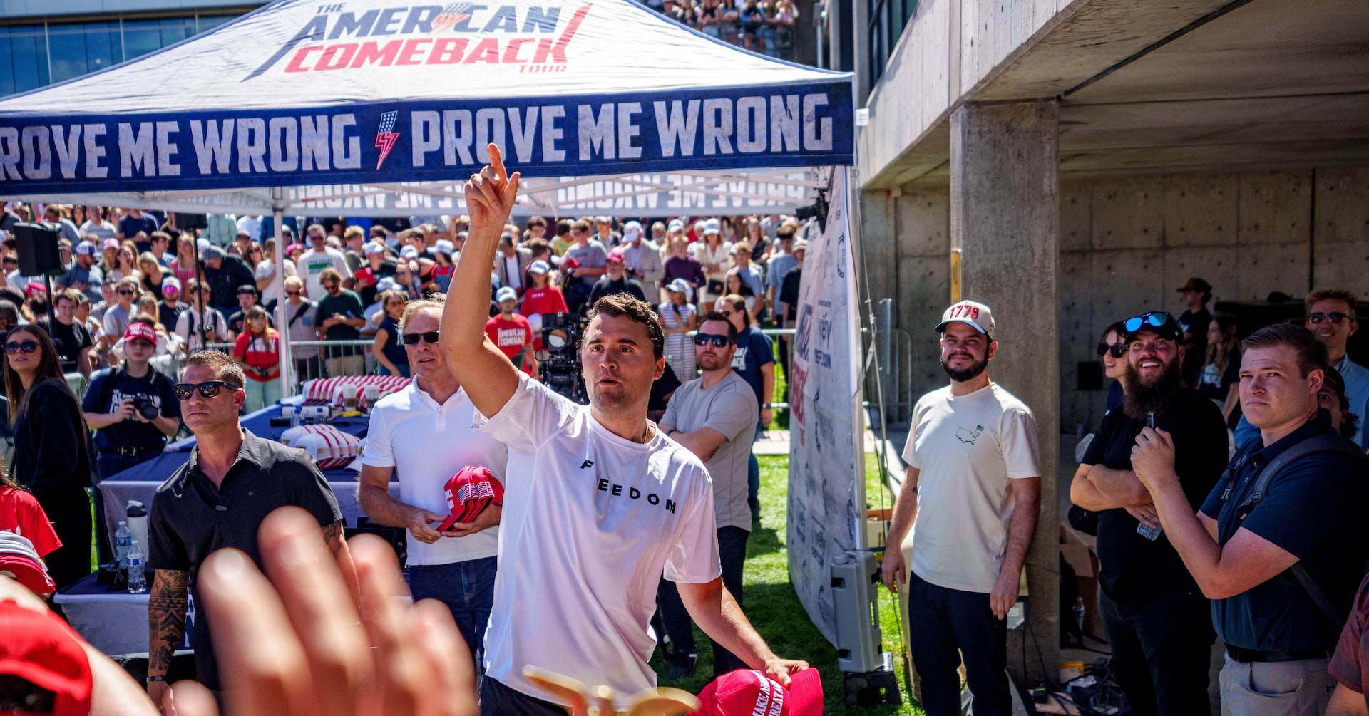 Charlie Kirk, nhà hoạt động chính trị ủng hộ Tổng thống Mỹ Donald Trump, trong sự kiện ở Đại học Utah Valley (ảnh: Reuters)