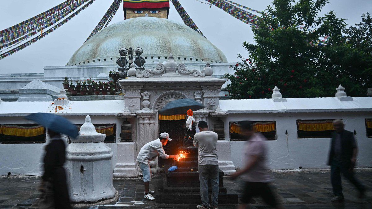 Tình hình ở thủ đô Kathmandu ổn định, người dân tới cầu nguyện ở Bảo tháp Boudhanath (ảnh: AFP)
