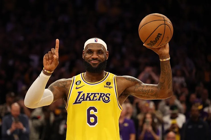 LeBron James đang bước vào mùa giải NBA thứ 23 kỷ lục