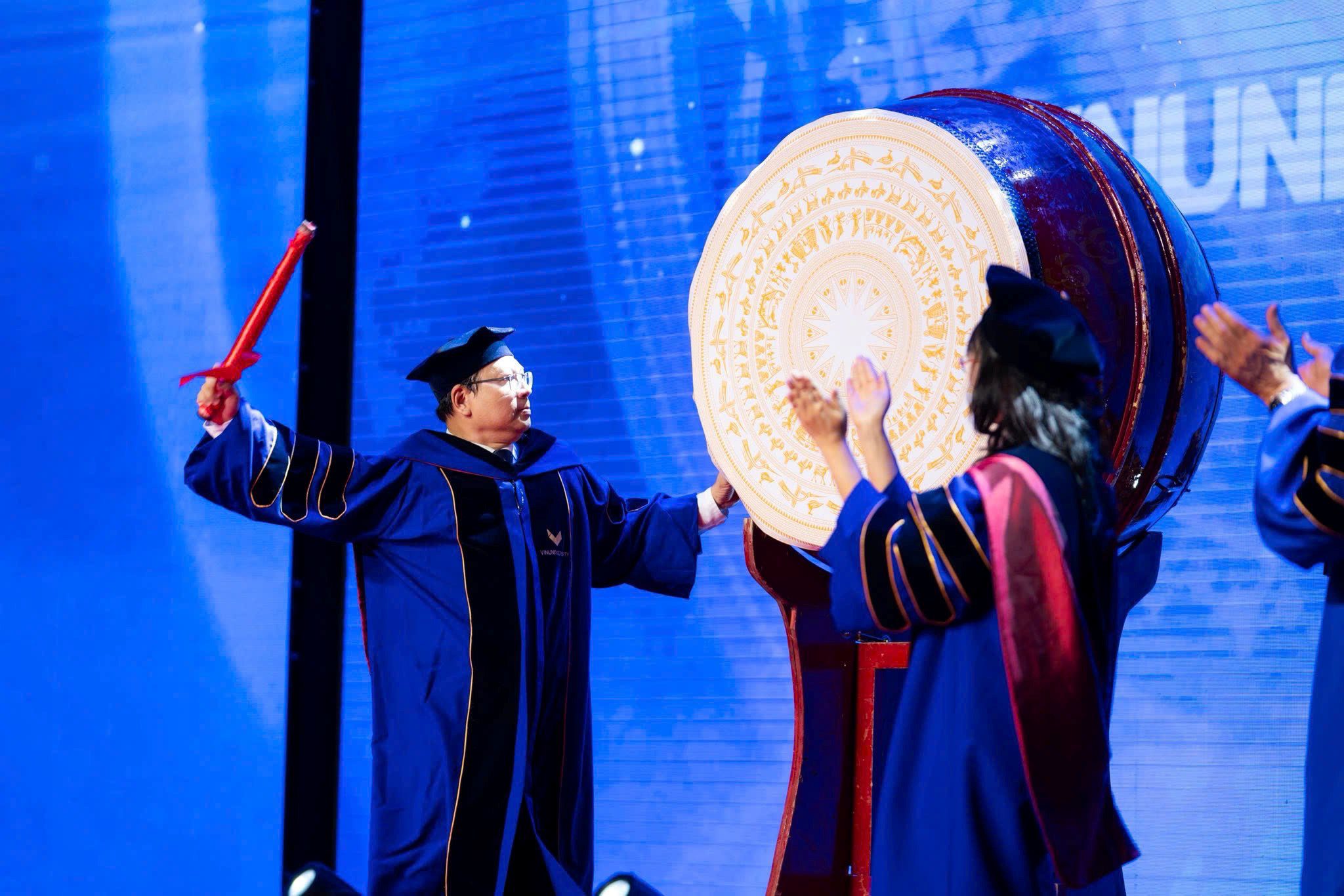 GS. Yap-Peng Tan đánh trống khai trường trong buổi Lễ khai giảng nhiệm kỳ đầu tiên của ông tại VinUni