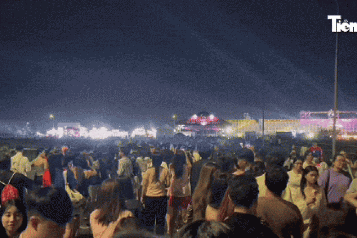 Biển người đổ đi xem 30 em xinh