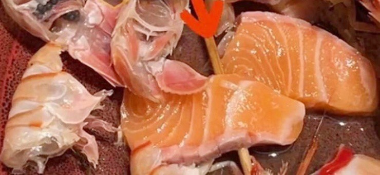 Ăn buffet thừa 10 lát cá hồi, khách lén giấu dưới vỏ tôm, cái kết gây bức xúc - 1