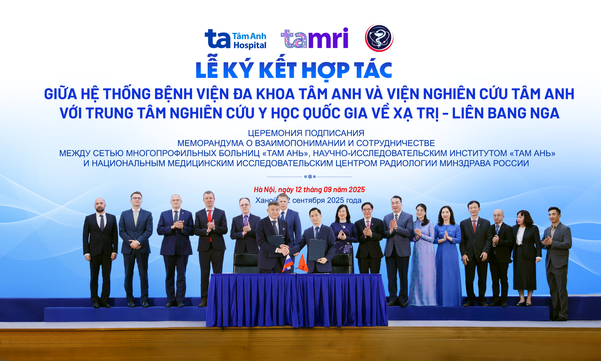 Bộ trưởng Y tế Liên bang Nga Mikhail Albertovich Murashko, Bộ trưởng Y tế Đào Hồng Lan, đại diện Đại sứ quán và lãnh đạo các đơn vị y tế hai nước cùng chứng kiến khoảnh khắc ký kết hợp tác, mở ra bước tiến mới trong nghiên cứu, chuyển giao công nghệ và điều trị ung thư tại Việt Nam. Ảnh: BVĐK Tâm Anh