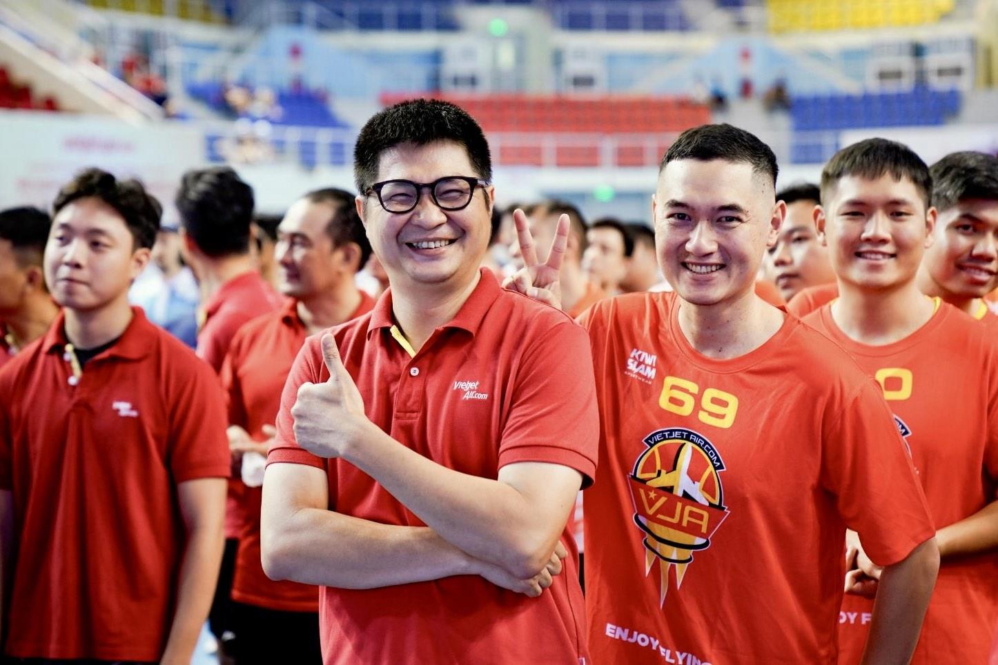 Gần 600 “chiến binh bầu trời” Vietjet tranh tài thể thao và hành động vì môi trường biển - 1