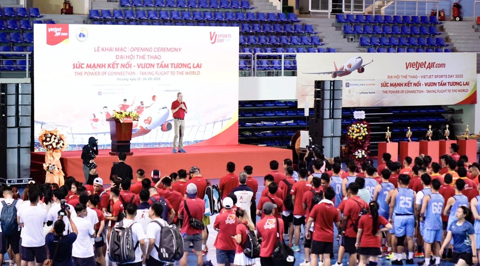 Gần 600 “chiến binh bầu trời” Vietjet tranh tài thể thao và hành động vì môi trường biển - 3