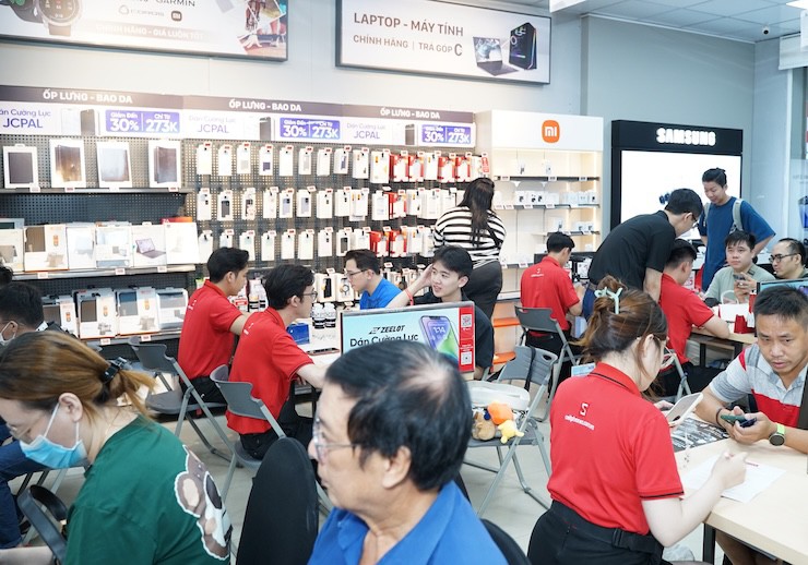 Sau khi nhận đặt trước, các AAR sẽ đồng loạt mở bán iPhone mới từ 8h sáng 19/9.