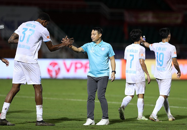 HLV Vũ Hồng Việt động viên các học trò sau trận hòa 0-0 trước Công an TP.HCM.