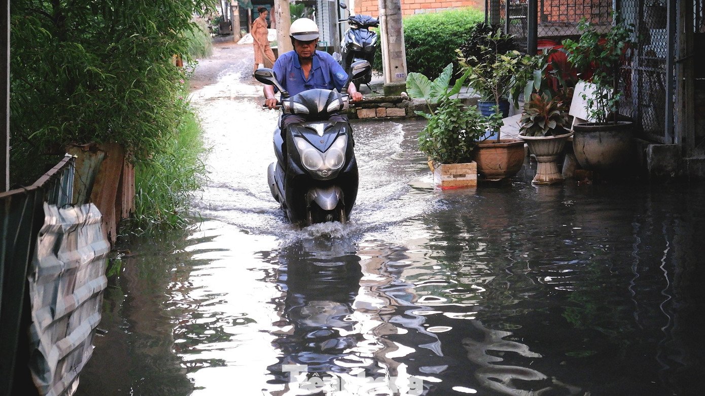 Vật vã &#39;be bờ, tát nước&#39; bên cạnh dự án chống ngập 10.000 tỷ - 11