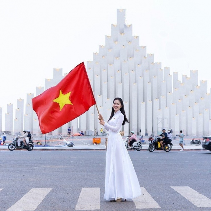 Những ngày vừa qua, tháp Tam Thắng, tọa lạc tại Công viên Bãi Sau (phường Vũng Tàu, TPHCM), trở thành điểm check-in “hot” trên mạng xã hội, đặc biệt thu hút giới trẻ yêu thích sáng tạo hình ảnh. Ảnh Hồ Duyên Thắm