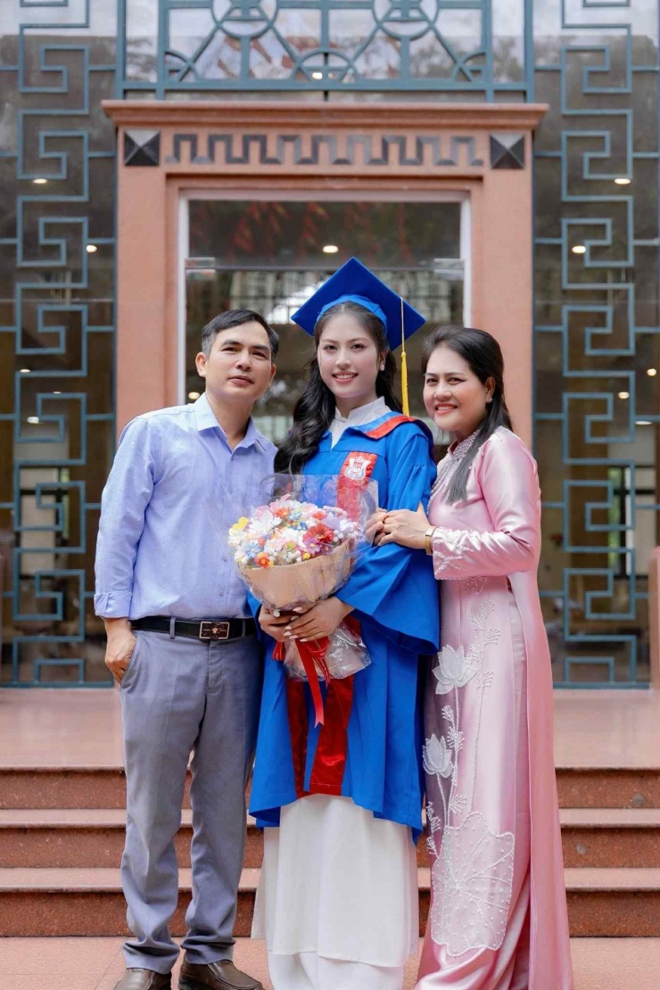 Tân bác sĩ Trịnh Ngọc và bố mẹ trong ngày tốt nghiệp.