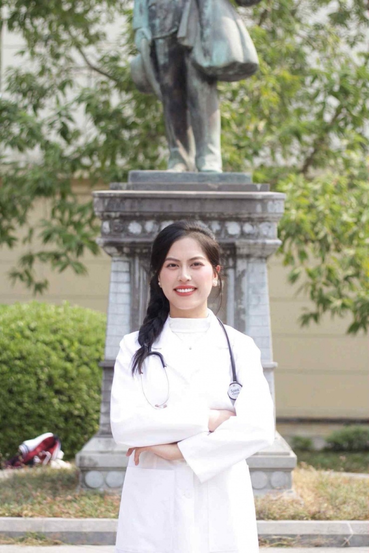 Trịnh Ngọc mặc blouse, gương mặt rạng rỡ, toát lên tinh thần của một bác sĩ trẻ.