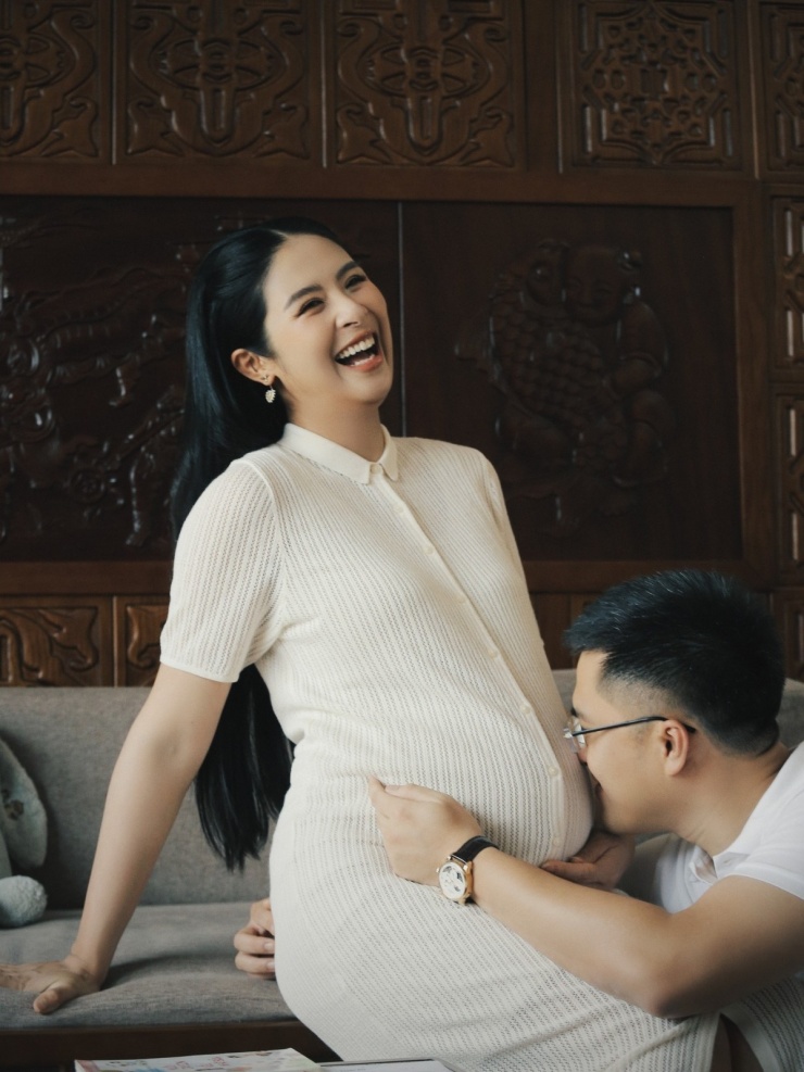 Ông xã Phú Đạt âu yếm, hôn lên bụng bầu của họa hậu Ngọc Hân. Cô cho biết giây phút đó là hạnh phúc, viên mãn và khó quên nhất.