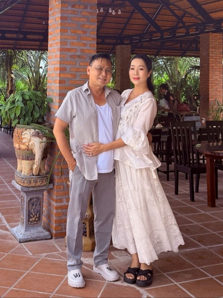 Á hậu Trịnh Kim Chi gác công việc, cùng ông xã doanh nhân ra ngoại ô nghỉ dưỡng.