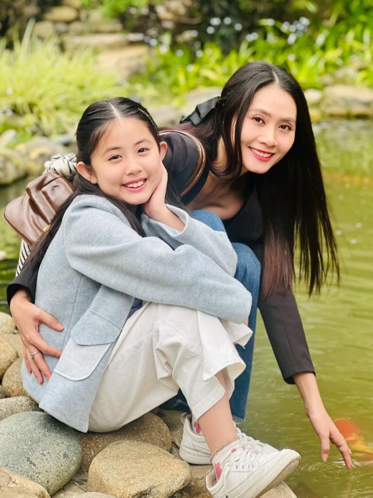 Thanh Hiền cùng con gái Grammy. Cô nói bên con là cảm giác bình yên nhất, giúp xua đi mọi căng thẳng, áp lực cuộc sống.