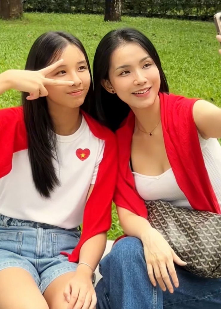 Thuỳ Lâm cùng con gái 12 tuổi chụp ảnh lưu niệm ngày 2/9. Hoa hậu nói hạnh phúc, may mắn khi hai mẹ con được lớn lên trong hòa bình. Bé Mon cao 1,72 m, được khán giả nhận xét ra dáng thiếu nữ, sở hữu nhiều nét giống mẹ.