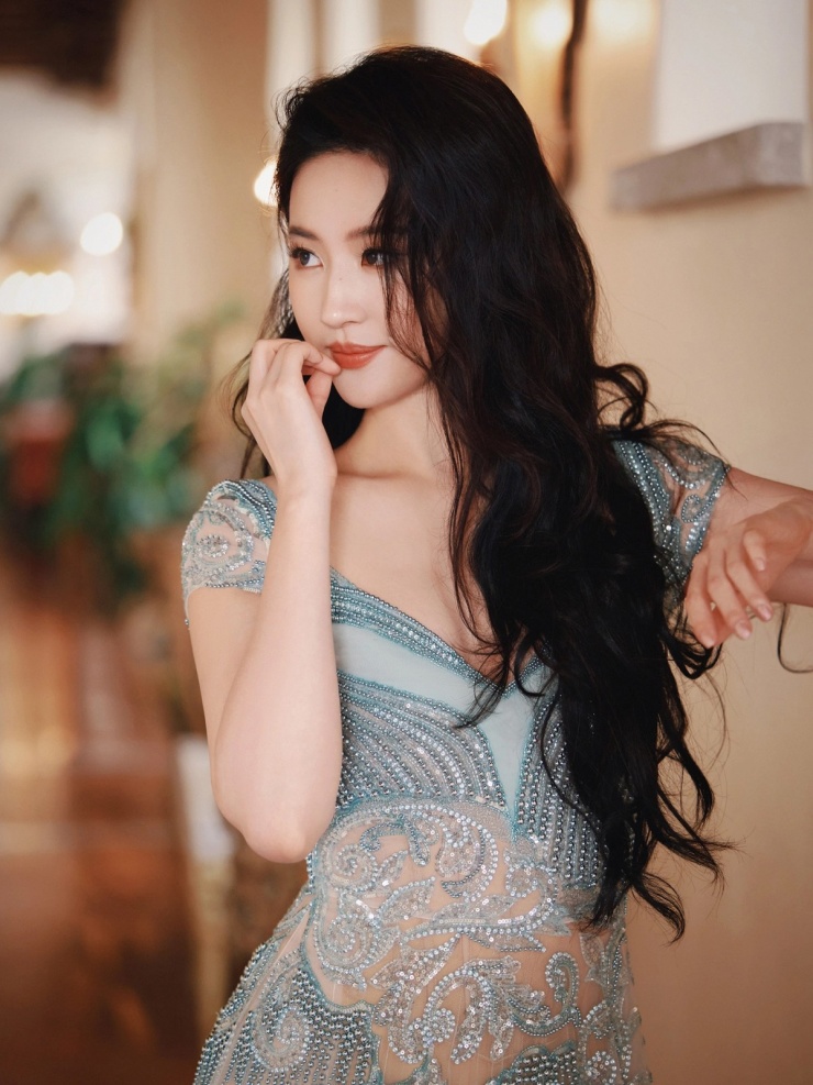 "Thần tiên tỷ tỷ" ở tuổi 38 có lối sống kín đáo, giản dị trong biệt thự xa hoa 16.700m2 - 2
