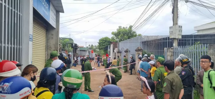 Công an khám nghiệm hiện trường. Ảnh: T.T