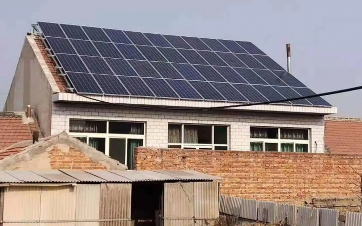 Trung Quốc đang tích cực thúc đẩy việc lắp đặt pin mặt trời trên mái nhà vì đây là giải pháp vừa thân thiện với môi trường, vừa góp phần đạt mục tiêu đỉnh carbon và trung hòa carbon. Ảnh: Baidu.