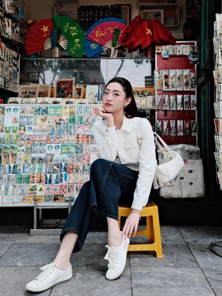 Bốn năm qua, Lương Thùy Linh có một bộ sưu tập thời trang phong phú đến từ những thương hiệu xa xỉ đình đám thế giới. Cô có nhiều đôi của Dior, từ giày thể thao đến cao gót, giày bệt. Thỉnh thoảng, người đẹp dạo phố với đôi sneakers cơ bản màu trắng gắn logo nhà mốt Pháp giá 24 triệu đồng.