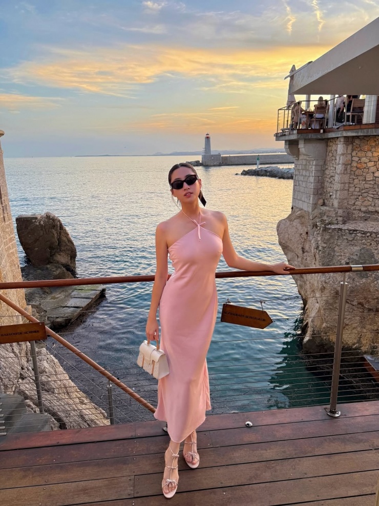 Trong chuyến đi Pháp, cô còn tới thành phố Nice. Người đẹp phối đầm tối giản với sandals đính nơ hiệu Rene Caovilla giá 1.520 USD (hơn 40 triệu đồng).