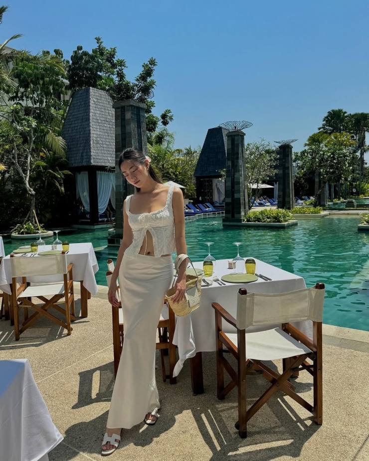 Ngoài đôi giày búp bê của Dior, dép Hermes màu trắng với quai chữ H nổi tiếng cũng được cô sử dụng hàng ngày khi đi học, đi cà phê, hoặc đi nghỉ dưỡng.
