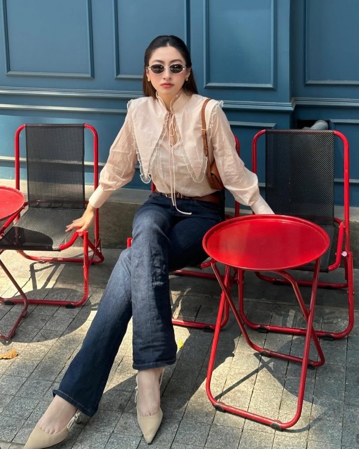 Cô còn có một đôi slingback của thương hiệu này màu nude, gắn nơ ở hông. Thiết kế từng tạo nên cơn sốt cuối thập niên 2010, được nhiều sao trong và ngoài nước ưa chuộng.