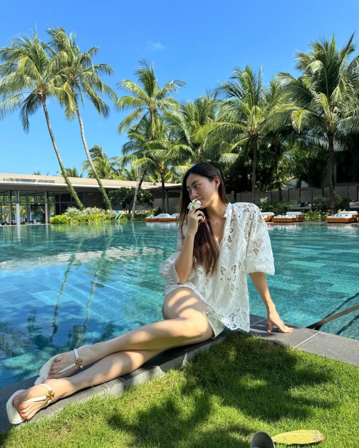 Về loại dép xỏ ngón, hoa hậu chọn thiết kế của Tory Burch. Cô thường kết hợp chúng với quần shorts hoặc váy maxi khi đi du lịch.
