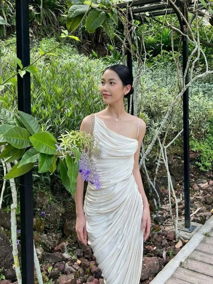 Đầm xếp nếp được ví như "vũ khí tung hỏa mù" hiệu quả, khiến người đối diện khó có thể nhận ra khuyết điểm hình thể của bạn. Những đường xếp còn tạo ra điểm nhấn, giúp tổng thể bớt nhàm chán so với đầm tối giản.