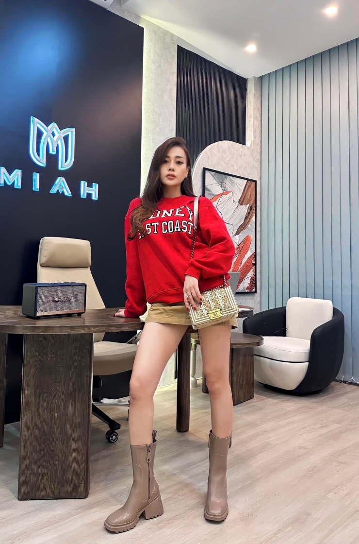 Khán giả còn tinh mắt phát hiện Phương Oanh có nhiều mẫu túi giống như các phú bà khoe trong phim. Từ đó mà mọi người suy đoán chính nữ diễn viên đã mang bộ sưu tập túi hiệu của mình cho đoàn làm phim mượn sử dụng.