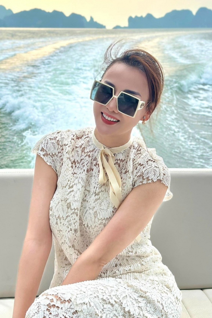 Hoặc chiếc váy ren trắng điệu đà mà nhân vật Mỹ Anh mặc trong một cảnh phim cũng từng được Phương Oanh diện trong chuyến du lịch năm 2023. Có thể thấy style của Phương Oanh trong phim lẫn ngoài đời khá giống nhau, nên nữ diễn viên đã khéo léo trưng dụng luôn tủ đồ cá nhân của mình lên phim.