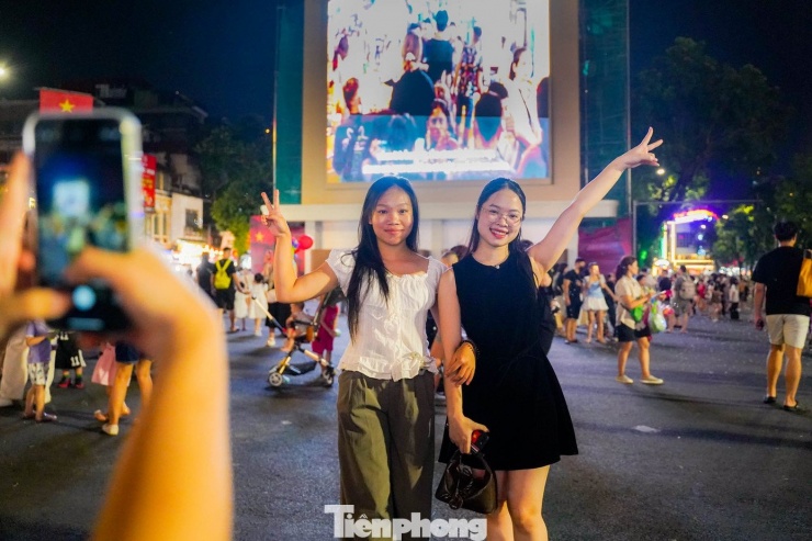Quảng trường Đông Kinh Nghĩa Thục đông nghẹt người tối cuối tuần - 4