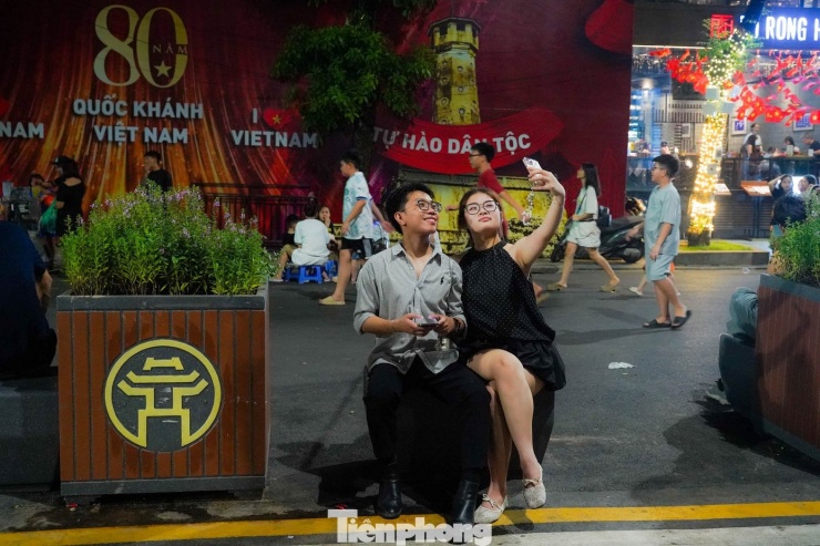 Quảng trường Đông Kinh Nghĩa Thục đông nghẹt người tối cuối tuần - 9