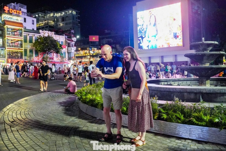Quảng trường Đông Kinh Nghĩa Thục đông nghẹt người tối cuối tuần - 13