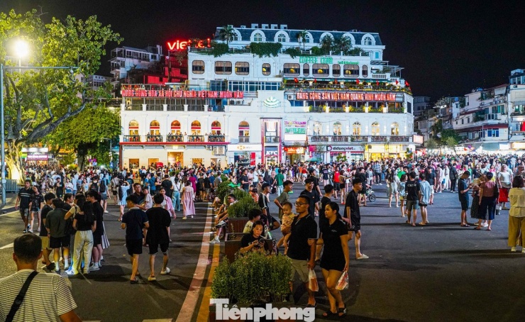 Quảng trường Đông Kinh Nghĩa Thục đông nghẹt người tối cuối tuần - 15