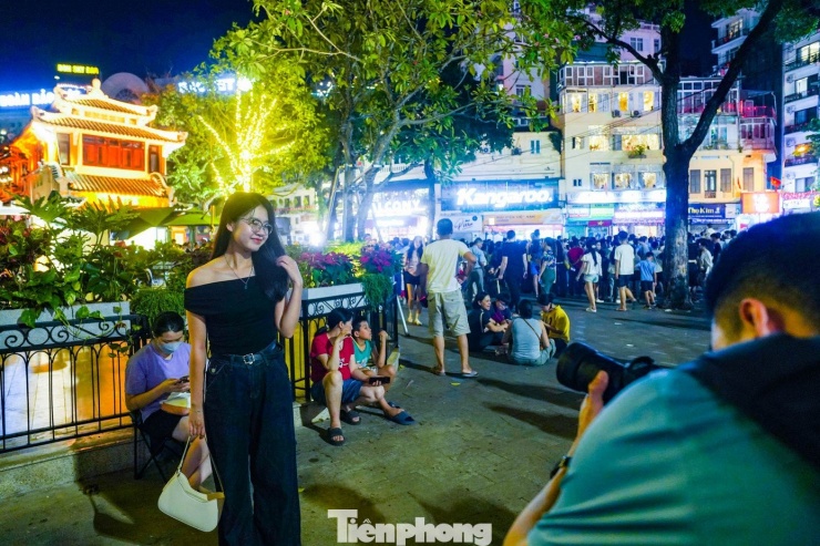 Quảng trường Đông Kinh Nghĩa Thục đông nghẹt người tối cuối tuần - 14