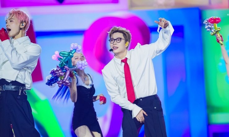 Khách mời của show - nhóm nhạc MOPIUS gồm Dương Domic, Jsol, Quang Hùng MasterD, Hurrykng - diễn ca khúc mới Bản thiết kế.