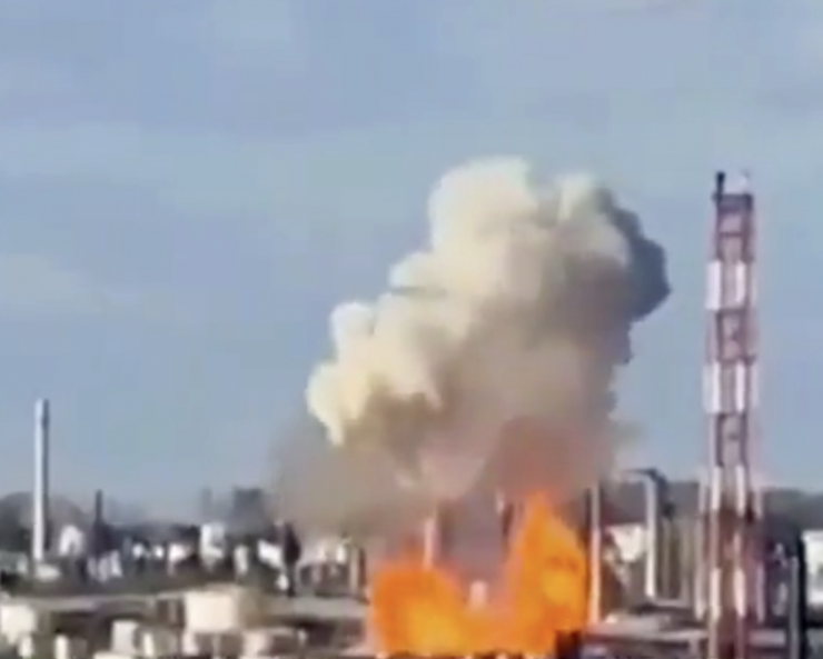 Máy bay không người lái Ukraine đâm vào một trong những khu phức hợp lọc dầu lớn nhất của Nga hôm 13-9. Ảnh: X