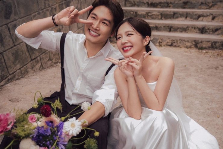 Tối 13/9, Đình Tú chia sẻ bộ ảnh cưới thứ hai trước thềm hôn lễ. Nam diễn viên nhắn nhủ bạn đời: “Anh kiếm nhiều tiền, cưới em, yêu thương em, đưa em đi mọi nơi. Chỉ cần em thích, trong khả năng của anh, anh sẽ làm và chiều chuộng em thật nhiều”.