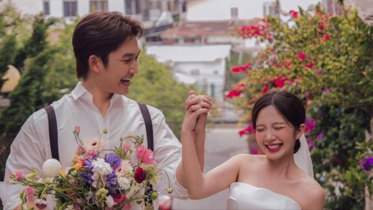 “Xem ảnh của hai đứa mà chợt cô nảy ra ý định đi Đà Lạt chụp bộ ảnh kỷ niệm 30 năm ngày cưới. Chúc 2 cháu hôn nhân 30 năm và hơn thế nữa”, “Nhìn ảnh mà cười theo được luôn, chúc hai bạn hạnh phúc”, “Mê 2 bạn này quá đi. Mãi hạnh phúc nhé, đúng cực phẩm của VFC”… là một số bình luận của khán giả.