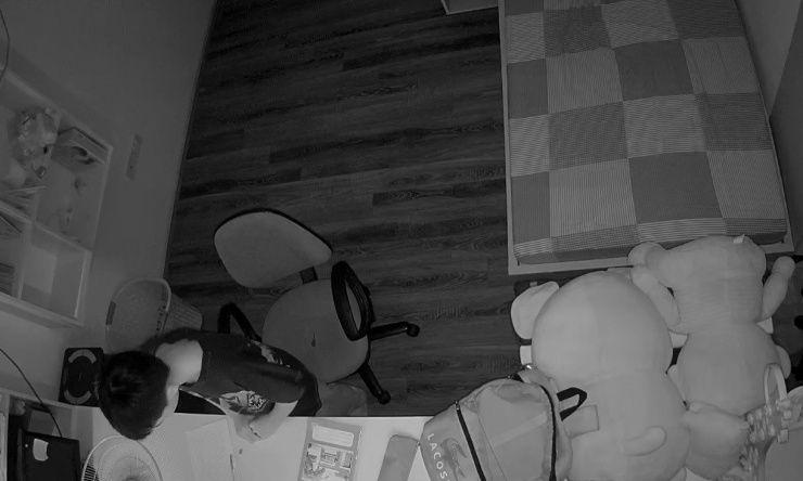 Hình ảnh bé trai được cho là bị bắt đứng trước bàn học. Ảnh cắt từ clip.