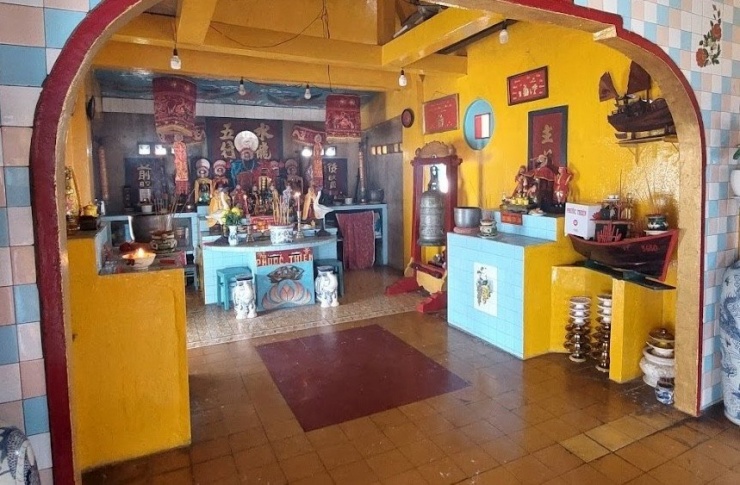 Bên trong miếu Bà