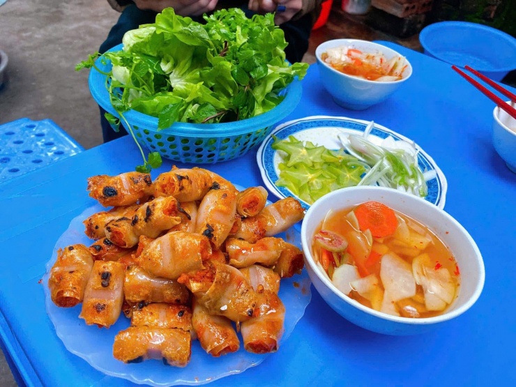 Chả tôm ngon nhất là khi ăn nóng. Ảnh: Mai Nhung