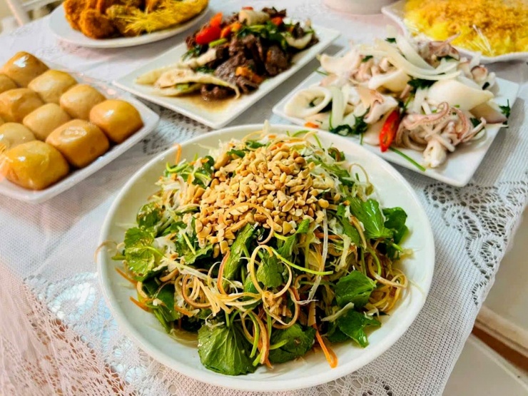 Món nộm rau má có thể kết hợp cùng tôm, thịt ba chỉ luộc, thịt gà... hoặc ăn chay cũng ngon. Ảnh: Huong Vy
