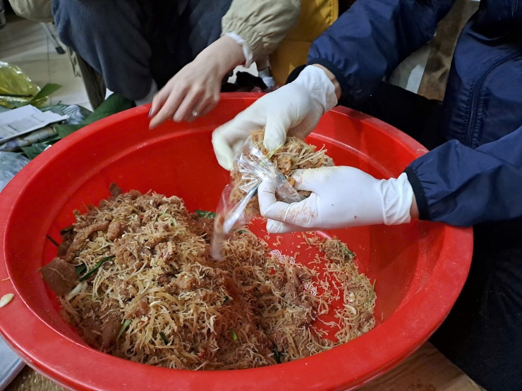 Nem thính Thanh Hóa có vị chua nhẹ từ thịt lợn lên men và dậy mùi thơm của thính rang, ăn kèm lá ổi, lá đinh lăng, chấm tương ớt. Ảnh: Ngọc Vi