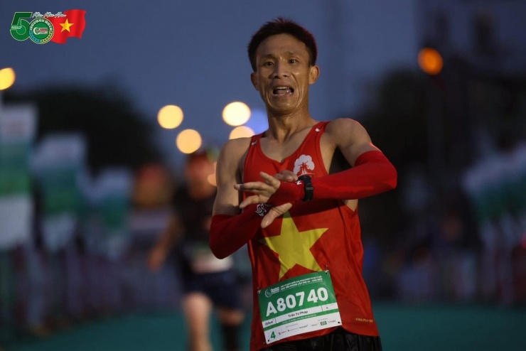 Trần Tư Pháp tại Tiền Phong Marathon - Quảng Trị 2025, nơi anh về nhất cự ly 21km nam phong trào.