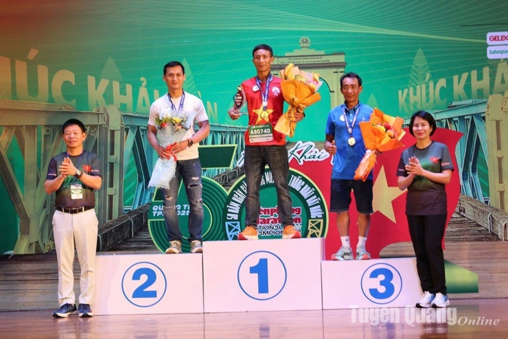 Trần Tư Pháp đứng bục ở Tiền Phong Marathon 2025.