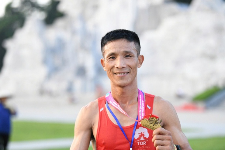 Chuyện về anh nông dân yêu chạy bộ Trần Tư Pháp - 1